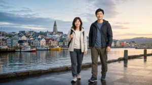 7月のレイキャビクを旅する日本人男女と白夜の街並みを描いたAIビジュアル